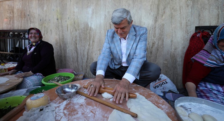 Başkan Karaosmanoğlu,  oklavayla hamur açtı, gözleme yaptı