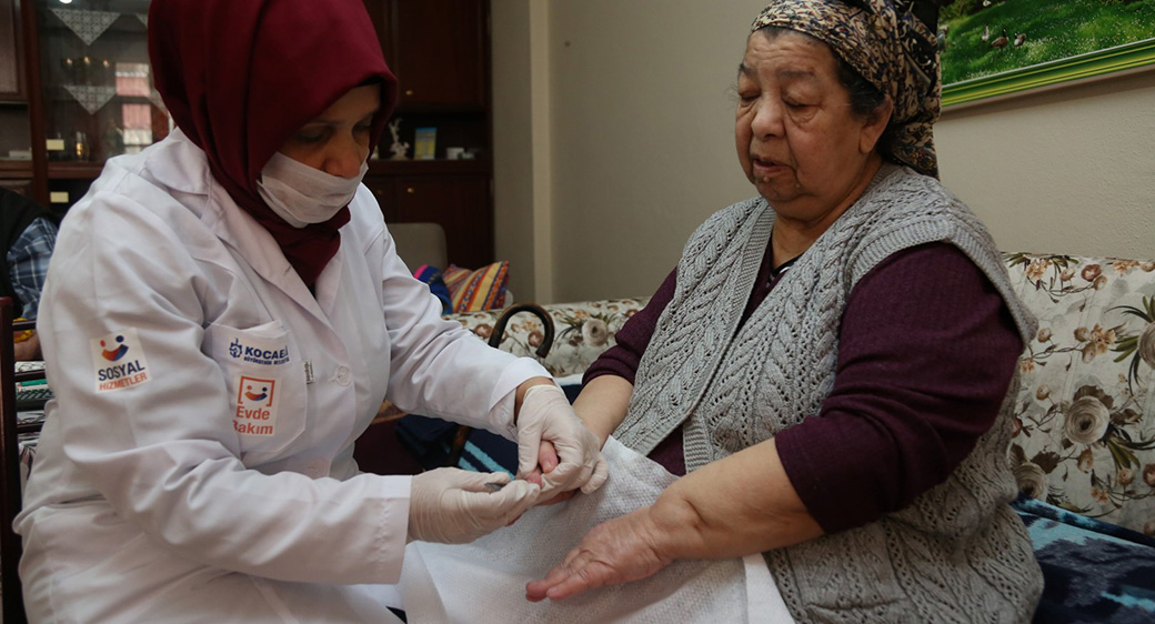 evde bakim hizmeti ihtiyac sahiplerinin yaninda