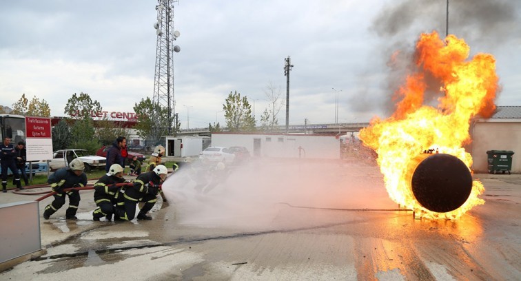 17 bin kişi yangınla mücadele tekniklerini öğrendi