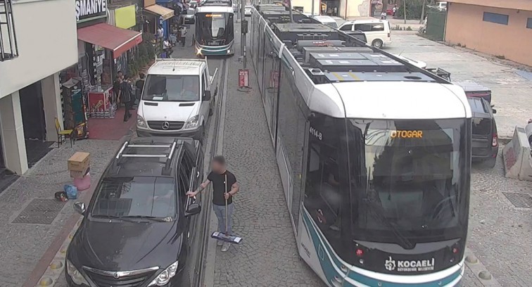 Tramvay seferini engelleyenlere ceza