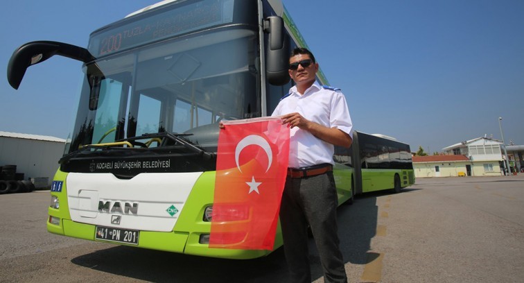 Otobüs şoförü, Türk Bayrağı'nı yerde bırakmadı
