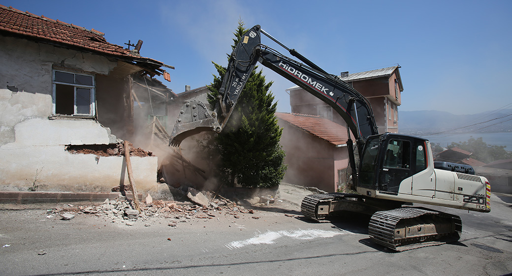 Zabıtan mahallesindeki hasarlı bina yıkıldı