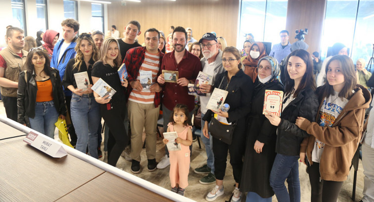 Oyuncu ve Yazar Murat Tavlı, ‘'Kitap yazmak uzaktaki insanlarla aile olmaktır''