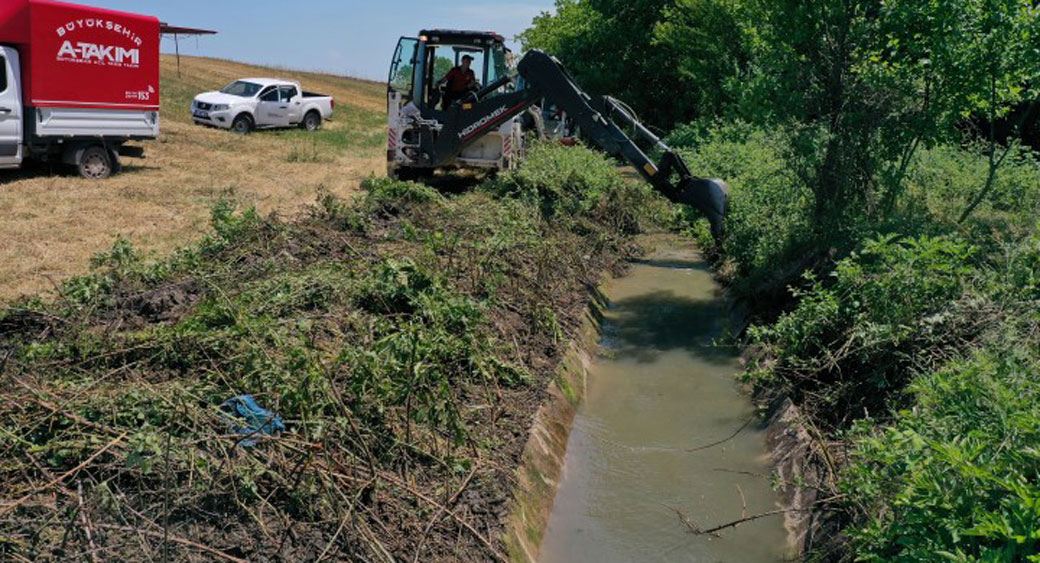 Tarımsal sulama kanalları temizleniyor