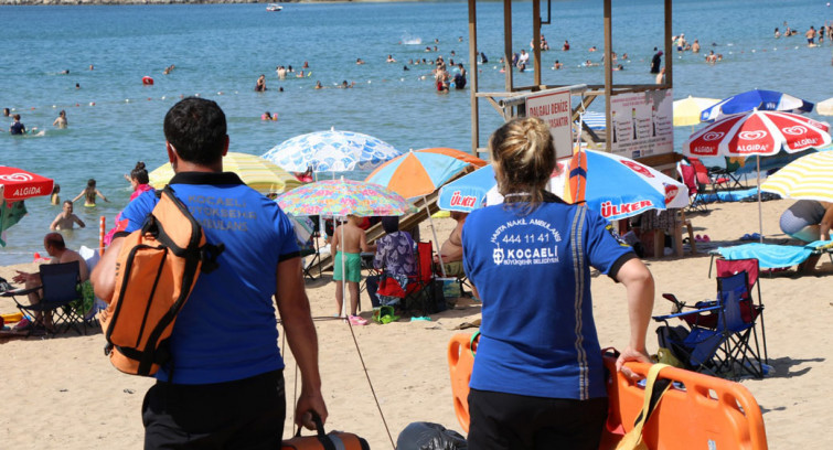 Mavi bayraklı plajlarda  Büyükşehir'den ilkyardım timi 