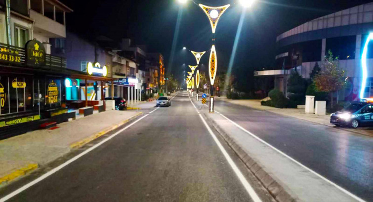 Başiskele Atatürk Caddesi gece ayrı, gündüz ayrı güzel