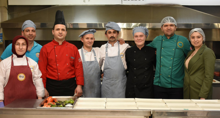 Hollandalı öğrenci Türk mutfağını Antikkapı'da öğreniyor