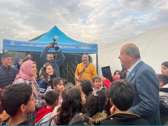 KKTC Cumhurbaşkanı Ersin Tatar'dan Büyükşehir'in çadır kentine ziyaret 
