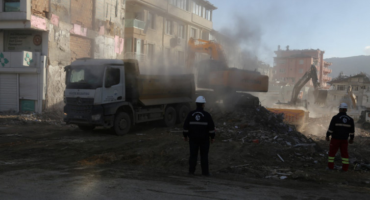 Büyükşehir Hatay'da enkaz kaldırma çalışmalarına devam ediyor