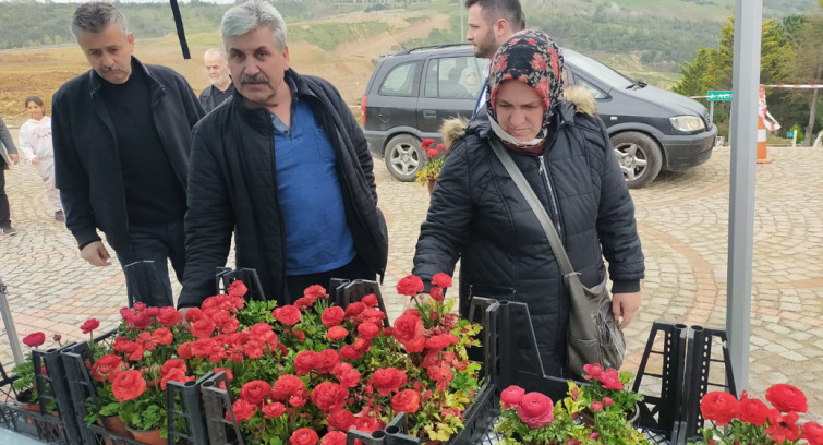 Büyükşehir'den mezarlıklarda çiçek dağıtımı