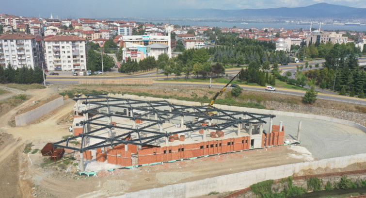 Yeni Gölcük terminal binasında çatı imalatı yapılıyor