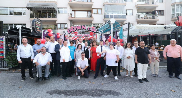 Başkan Büyükakın, Gölcük +1 Down Kafe'de bir araya geldiği özel çocukları Türkiye'nin otomobili TOGG ile Değirmendere turuna çıkardı