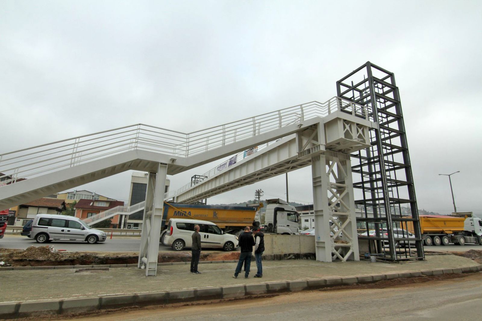 yenisehir yahya kaptan arasina yaya koprusu